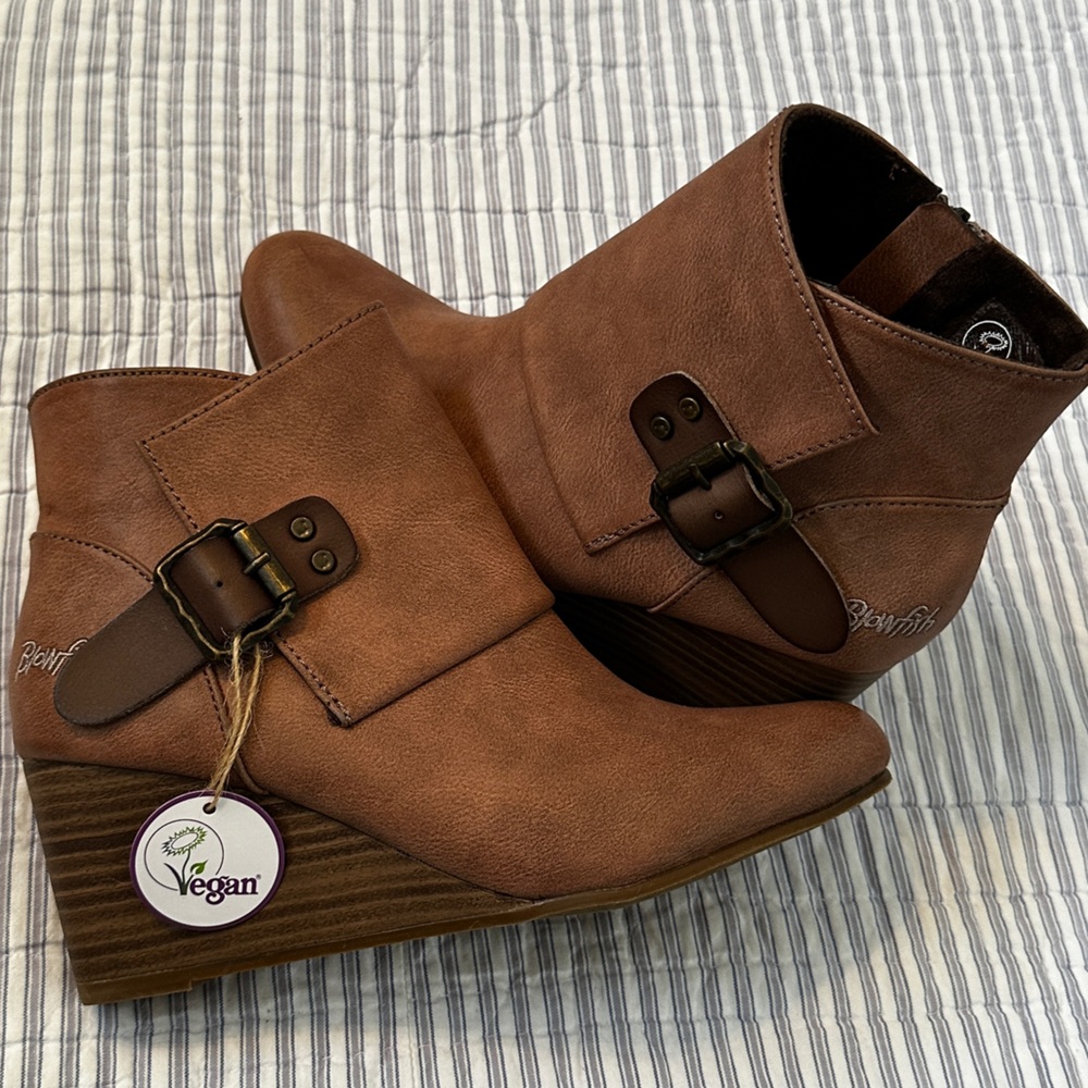 NEW Blowfish Vegan Ankle Wedge Booties with Buckles, Women’s Size 7 - Picture 3 of 16